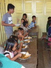 Schoollunches worden uitgedeeld